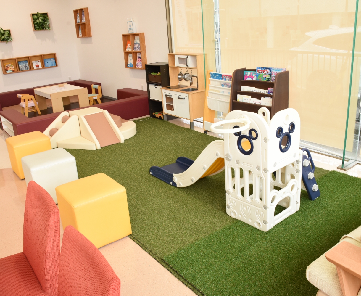 お子様が自由に遊べる広々KID’Sコーナー